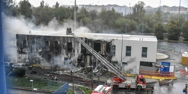 Un avion privat s-a prăbuşit peste o clădire din Milano. Foto EPA-EFE