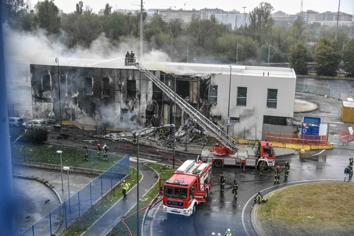 Avionul s-a prăbuşit peste o clădire din Milano. Foto EPA-EFE