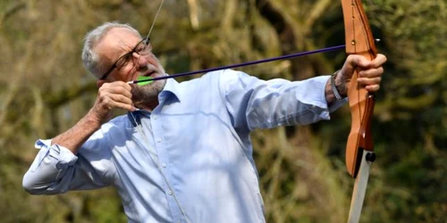 Liderul laburist Jeremy Corbyn îşi încearcă mâna la tir cu arcul la Sunnyvale Outdoor Activity Center în Halifax Marea Britanie FOTO Guliver / Getty images / Anthony Devlin