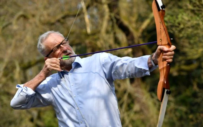 Liderul laburist Jeremy Corbyn arătându-şi calităţile de arcaş FOTO Guliver/ Getty images/ Anthony Devlin