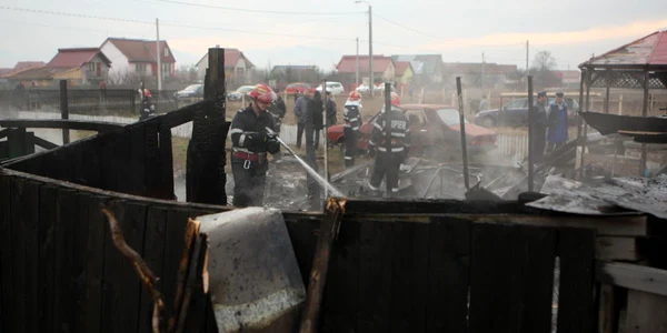 Acoperişul casei a fost mistuit de flăcări. Foto: Arhivă