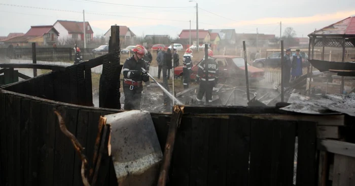 Acoperişul casei a fost mistuit de flăcări. Foto: Arhivă