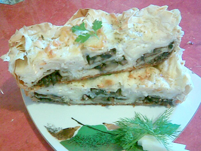 Foietaj cu rulouri de brânză şi ciuperci