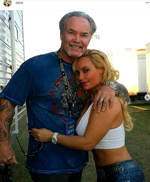 Coco Austin a povestit că tatăl ei Steve nu a fost niciodată bolnav, dar că acum respiră cu ajutorul aparatelor