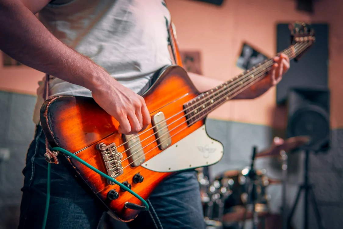 Vrei să înveți să cânți la chitară Află care este diferența dintre o chitară electrică și un bass jpg