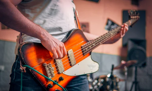 Vrei să înveți să cânți la chitară Află care este diferența dintre o chitară electrică și un bass jpg