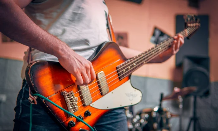 Vrei să înveți să cânți la chitară Află care este diferența dintre o chitară electrică și un bass jpg