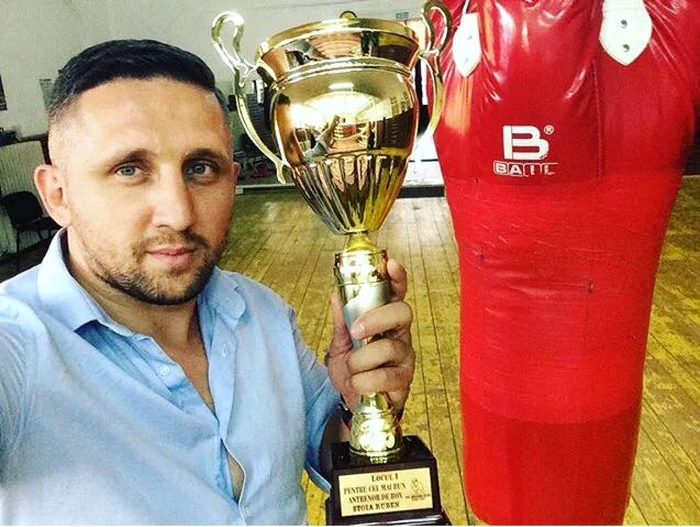 Ruben a primit zilele trecute de la elevii să (de ziua lui) o cupă FOTO Facebook
