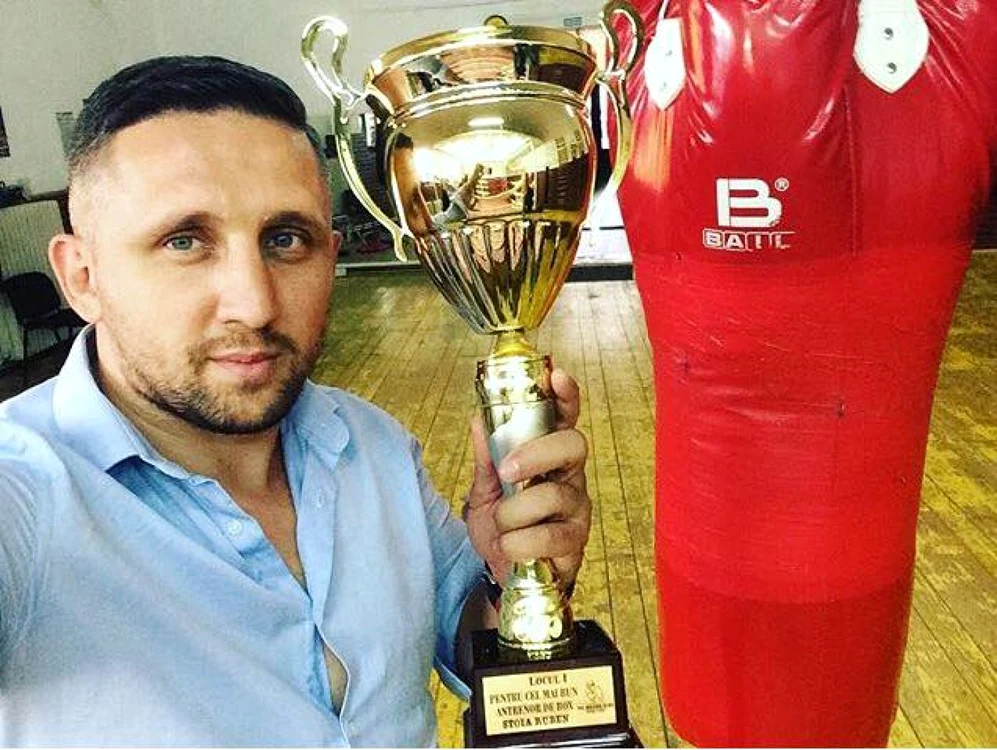 Ruben a primit zilele trecute  de la elevii să (de ziua lui) o cupă FOTO Facebook