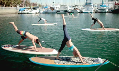 Yogaqua îmbină  yoga cu surful (Fotografii: Reuters) jpeg