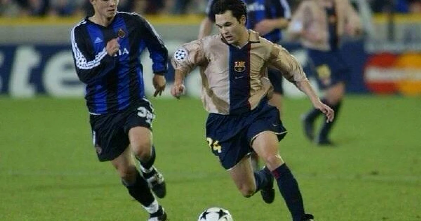 Alin Stoica (stânga), pe vremea când juca la Bruges, contra lui Iniesta (FC Barcelona)