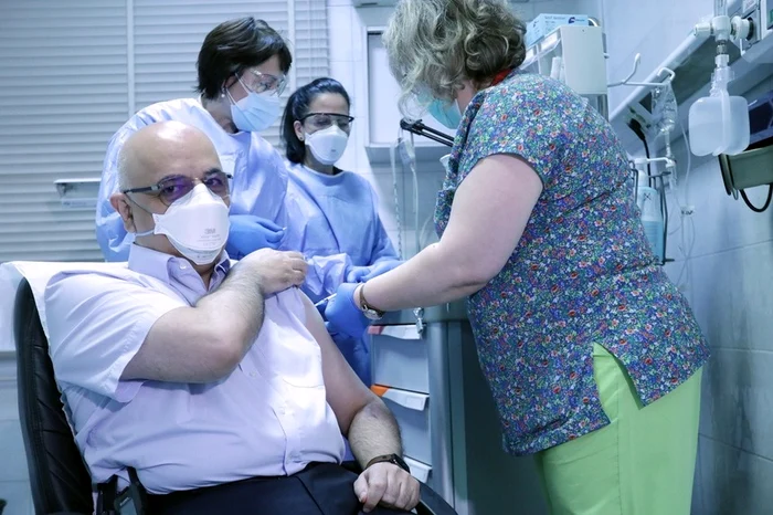 
    Secretarul de stat Raed Arafat s-a vaccinat luni anti-COVID, la Centrul de Vaccinare din cadrul Spitalului de Urgenţă „Prof. dr. Dimitrie Gerota” din BucureştiSursa foto: MAI  