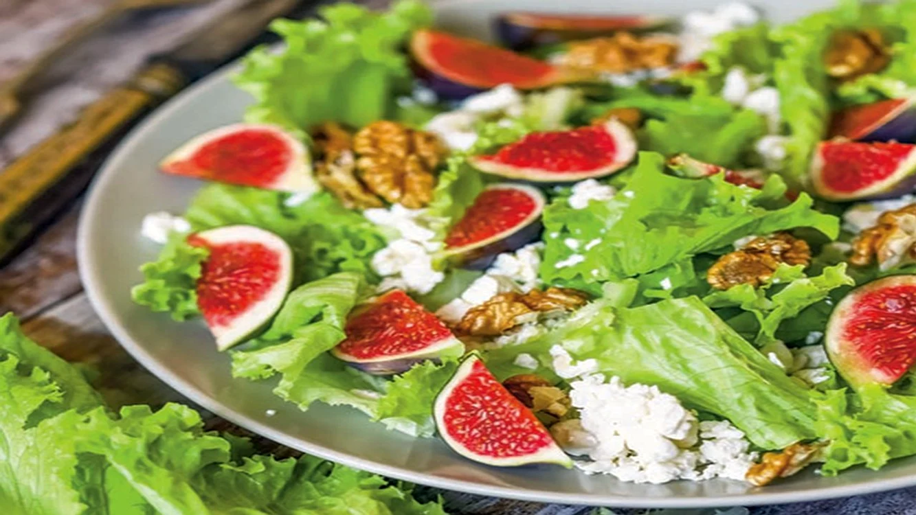 salata verde cu smochiine si branza jpg