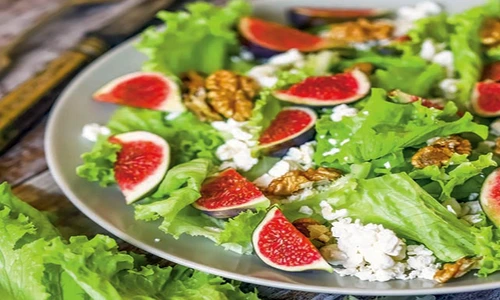 salata verde cu smochiine si branza jpg
