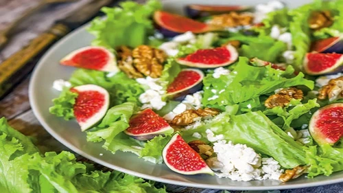 salata verde cu smochiine si branza jpg