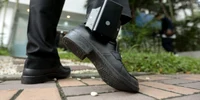Bratara electronica GPS infractori agresori cip supraveghere FOTO AFP