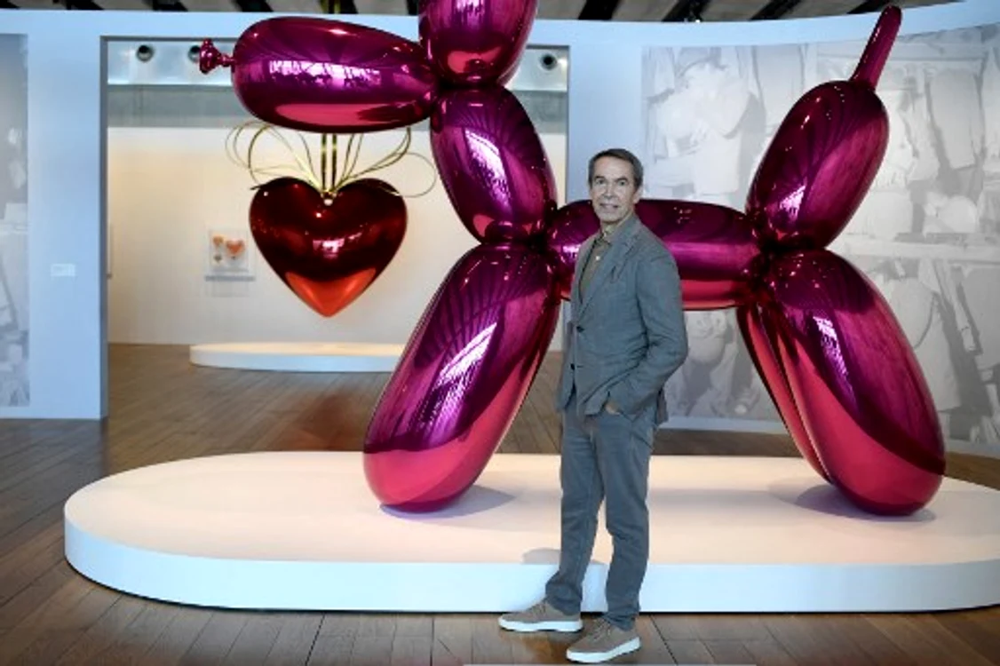 Jeff Koons alături de una din scultpurile de sticlă FOTO Nicolas Tucat/AFP