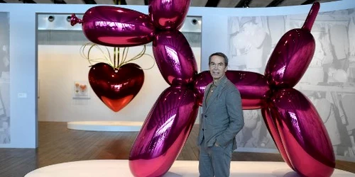 jeff koons alaturi de una din scultpurile de sticla balloon dog Foto Nicolas Tucat AFP jpg