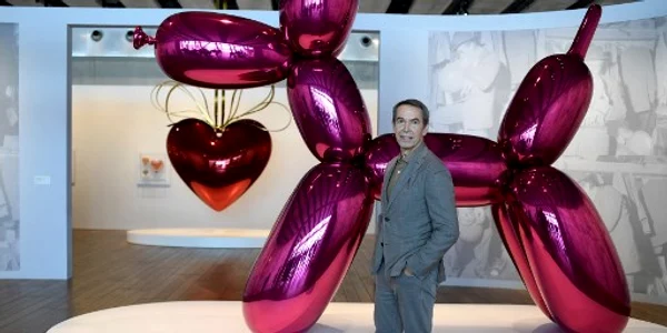 jeff koons alaturi de una din scultpurile de sticla balloon dog Foto Nicolas Tucat AFP jpg