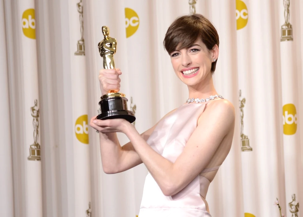 Anne Hathaway, părând fericită în fotografiile de la gala Oscar din 2013 FOTO Guliver/Getty Images