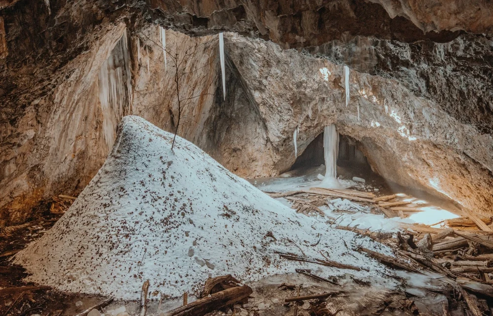 Destinații de călătorie iarna în Munții Apuseni. Ținutul ghețarilor de peșteră și al monumentelor rare ale naturii