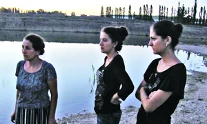 Rudele micuţelor spun că  groapa plină cu apă  reprezintă un pericol mortal  pentru toţi copiii din zonă jpeg