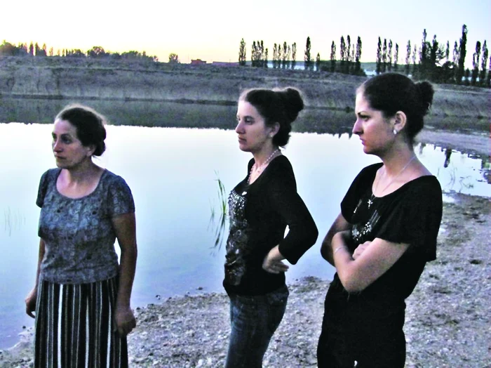 Rudele micuţelor spun că  groapa plină cu apă  reprezintă un pericol mortal  pentru toţi copiii din zonă