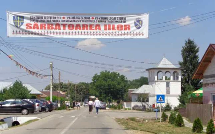 Sărbătoarea satului aduce, an de an, şi vizitatori străini de localitate, atraşi de comorile localnicilor FOTO: Alina Mitran