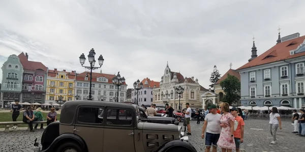 Parada maşinilor fabricate în perioada interbelică. Bijuterii pe două roţi FOTO Ş.Both