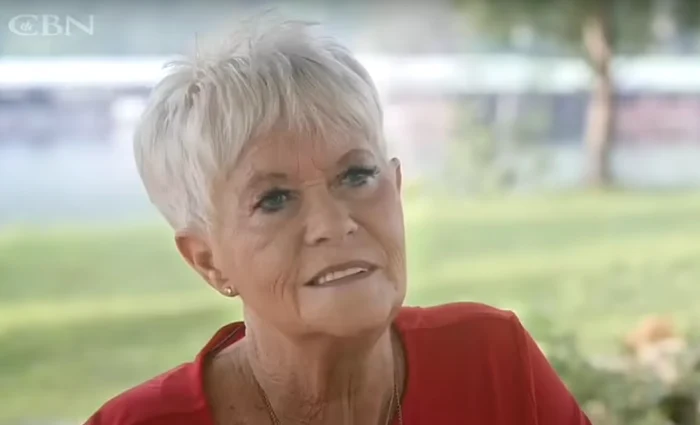 Charlotte Holmes, captură Youtube png