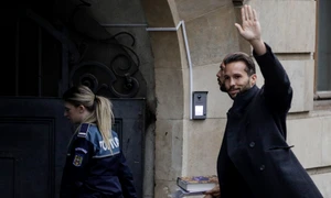 Frații Andrew și Tristan Tate sunt escortați alături de alte persoane implicate în dosarul lor în interiorul Curții de Apel București. FOTO Inquam Photos / Octav Ganea 