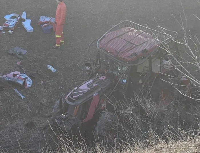 Bărbatul s-a răsturnat cu tractorul într-o râpă FOTO: IPJ Dolj