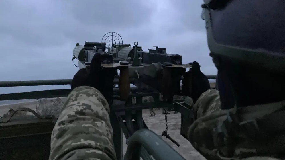 Imagini cu un model de tun din Primul Război Mondial trăgând asupra dronelor rusești VIDEO