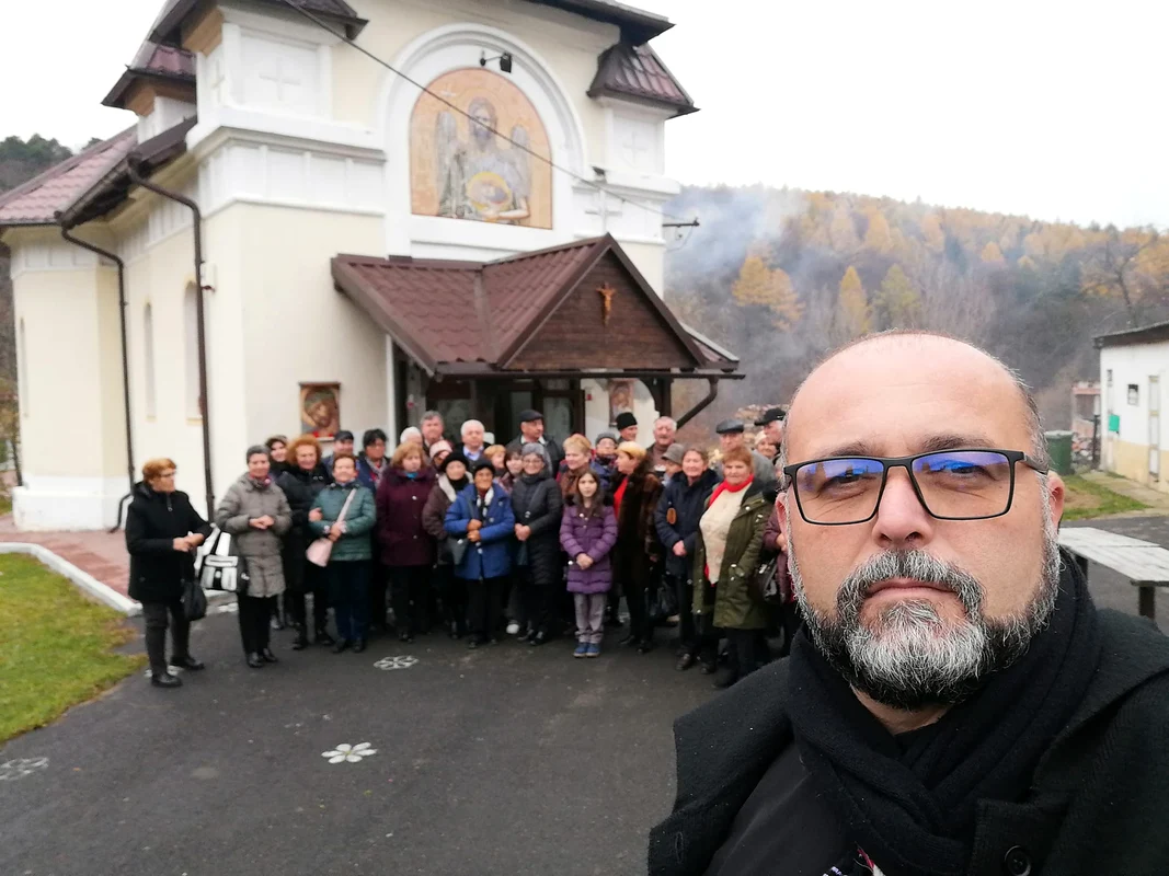 Preotul Dan Pavel alaturi de o parte dintre enoriasi foto arhiva personala jpg