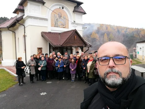 Preotul Dan Pavel alaturi de o parte dintre enoriasi foto arhiva personala jpg