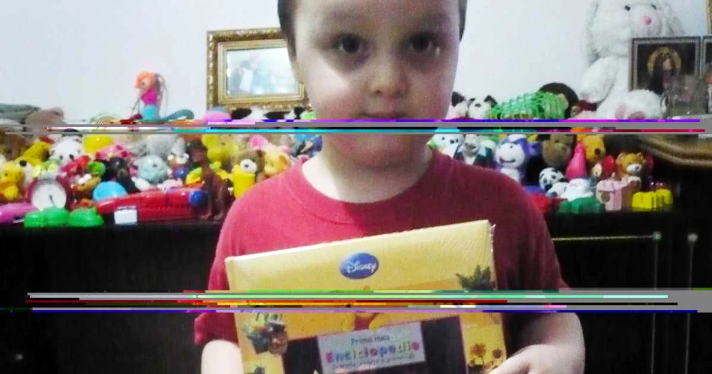 Alex e interesat de cărţile cu poveşti