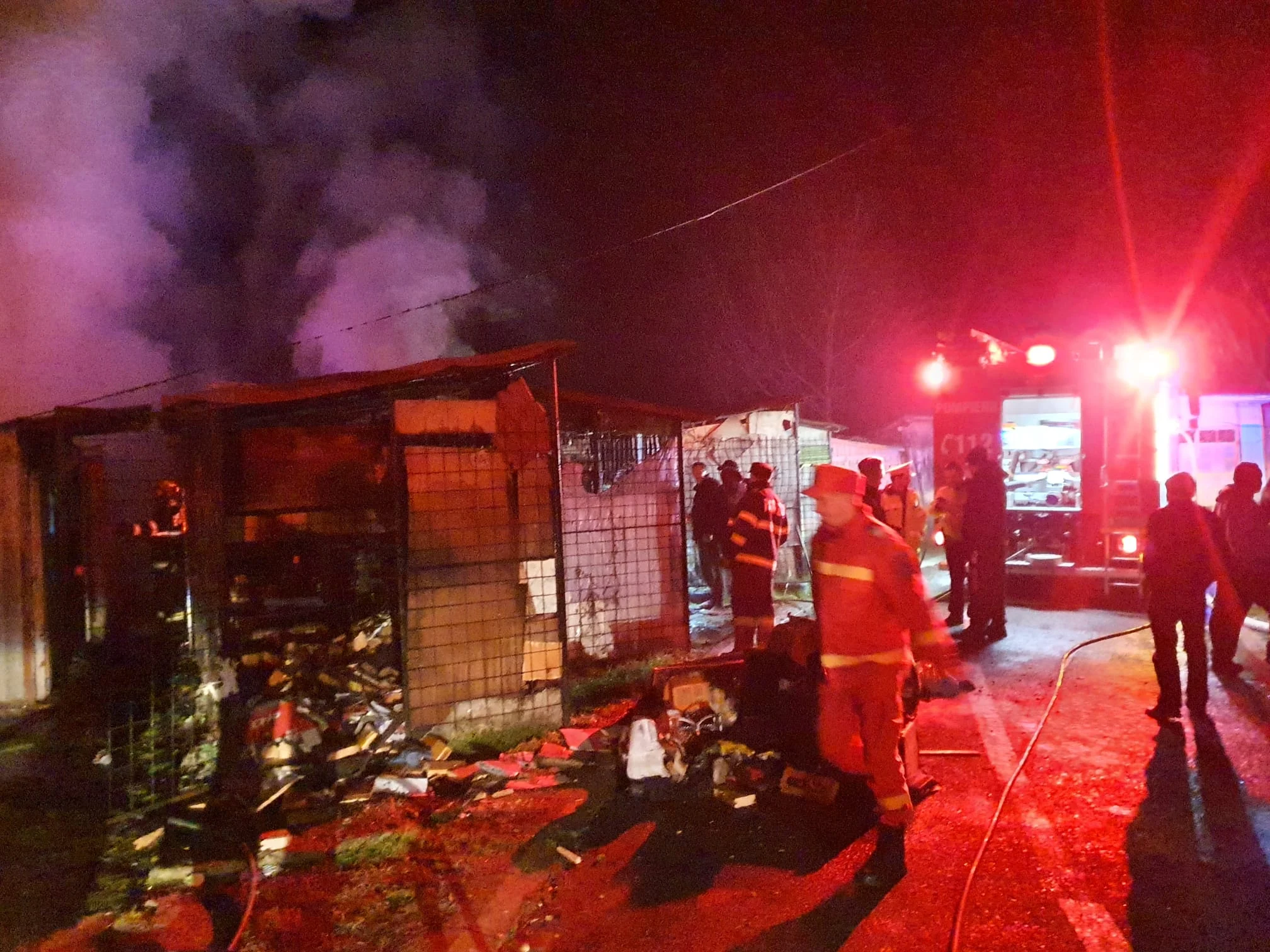 Incendiu la o hală din Carei, pe o suprafață de aproximativ 200 mp. Pompierii intervin cu mai multe autospeciale