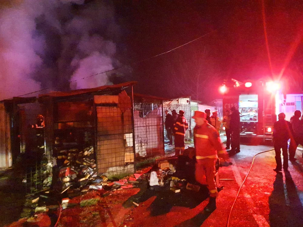Incendiu la o hală din Carei, pe o suprafață de aproximativ 200 mp. Pompierii intervin cu mai multe autospeciale