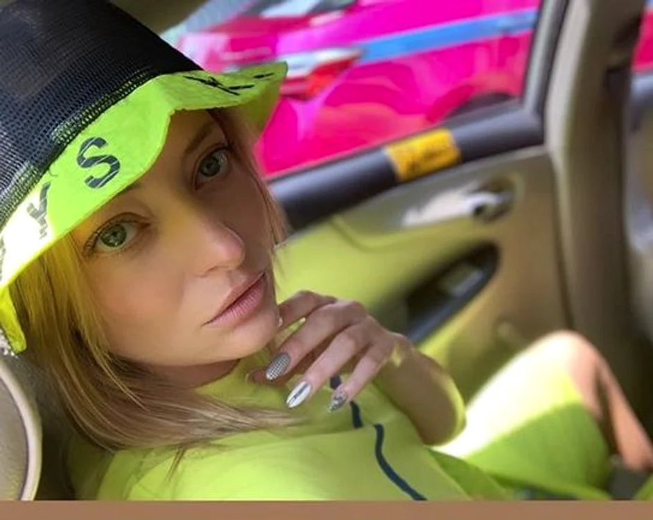 
    Cum le răspunde Delia fanilor care îi critică ținutele Foto Instagram  