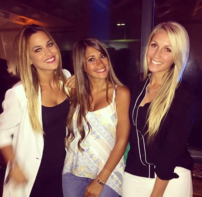 Soţia uruguaianului, prima din dreapta, e foarte sexy, dar şi foarte autoritară cu fotbalistul Barcelonei Foto Instagram!