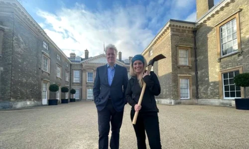 Charles Spencer și Dr  Cat Jarman la Althorp în august 2021  Charles Spencer Instagram png