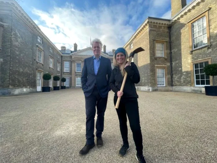 Charles Spencer și Dr Cat Jarman la Althorp în august 2021 Charles Spencer Instagram png