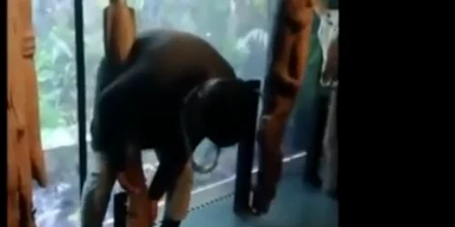 Un grup de activişti africani condus de Emery Mwazulu Diyabanza a scos un stâlp funerar din suportul său la muzeul Quai Branly din Paris Foto captură