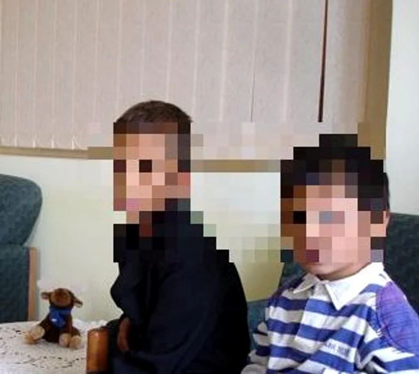 Cei doi copii au rămas plângând în orfelinat (Sursa: vrn.ro)