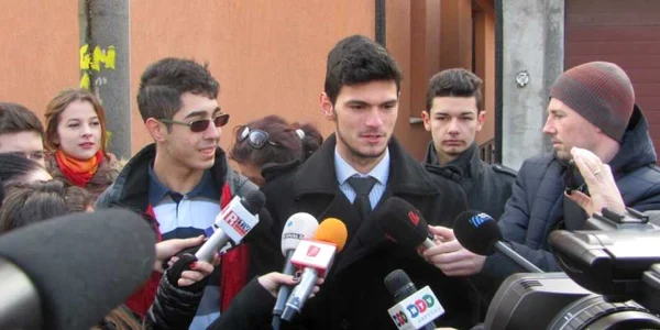 Alexandru Manda şi Andrei Eduard Burghelia de la Asociaţia Elevilor din Constanţa la DNA depunând denunţul la adresa lui Radu Mazăre Foto Sînziana Ionescu
