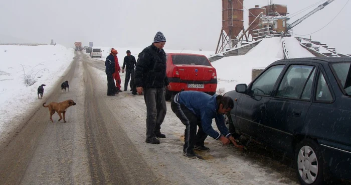 Turiştii care au urcat în staţiune au tras pe dreapta să-şi pună lanţuri la maşini