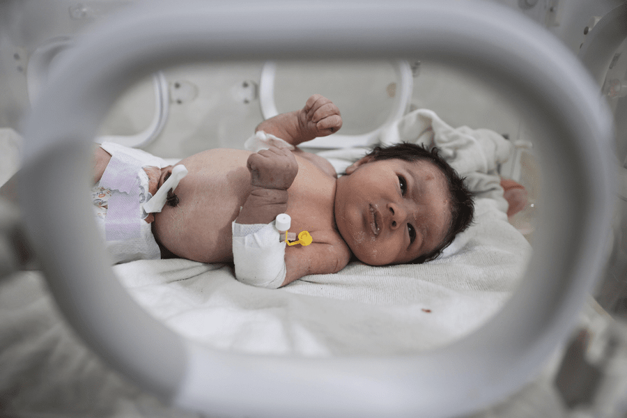 Aya, fetița născută sub dărâmăturile cutremurului din Siria, a fost mutată din spital din cauza temerilor de răpire