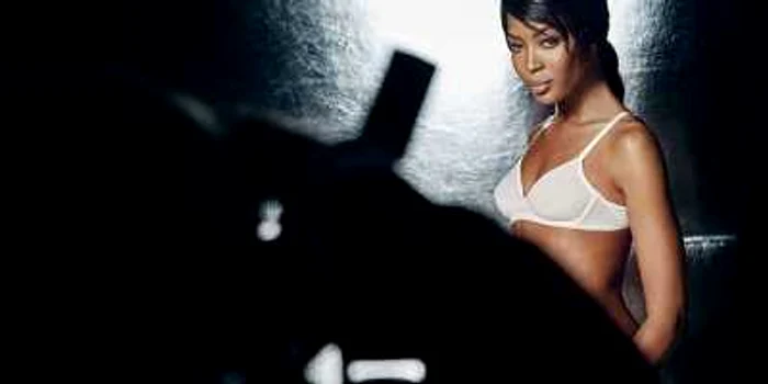 Imaginile pentru campania publicitară Yamamay au fost realizate de unul dintre cei mai buni fotografi de modă, Mario Testino, cu care modelul Naomi Campbell a colaborat de mai multe ori de-a lungul carierei sale. FOTO Instagram/Mario Testino