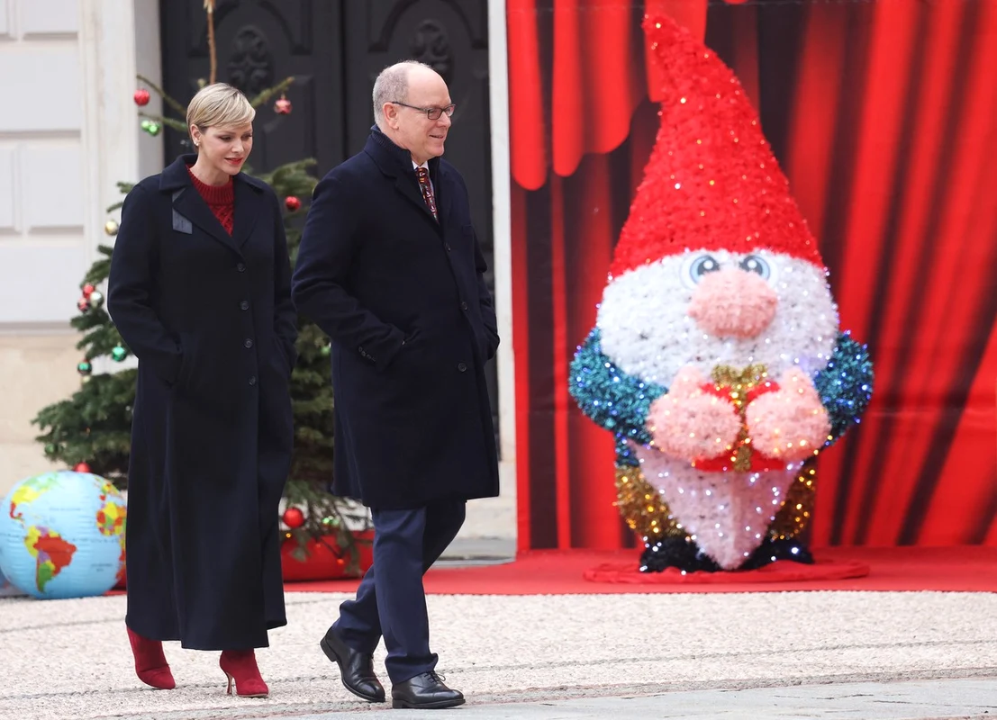 Albert și Charlene de Monaco la împărțirea cadourilor de Crăciun