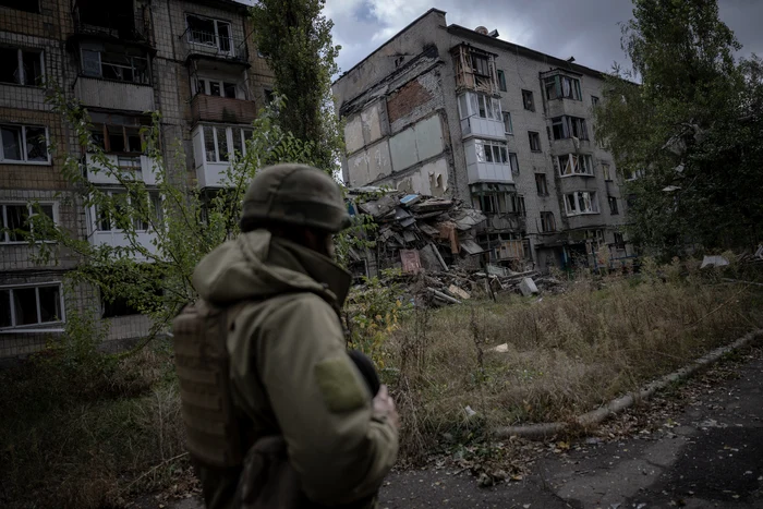 Soldat ucrainean în Avdiivka, un oraș în ruine FOTO Profimedia